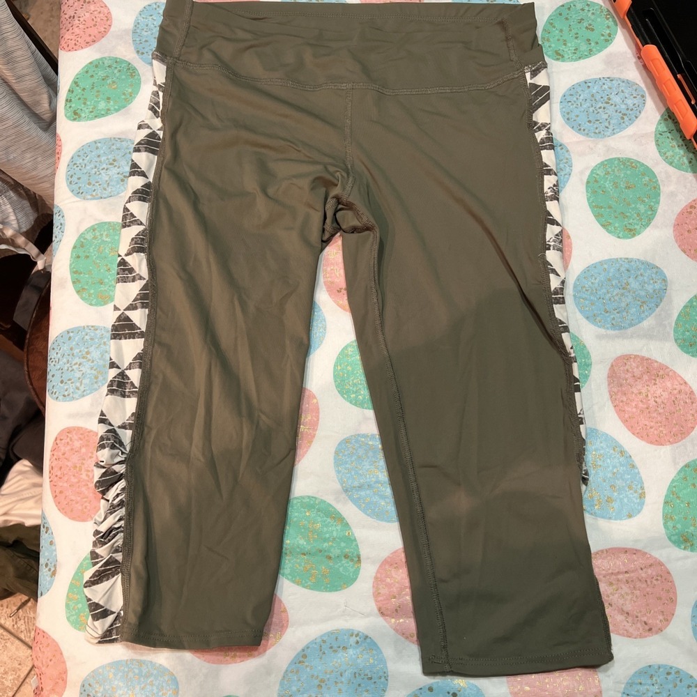 Carve Design Women Capri Side Pocket Legging‎